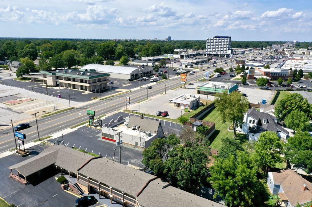 2,740 SF Restaurant Building For Sale on South Glenstone