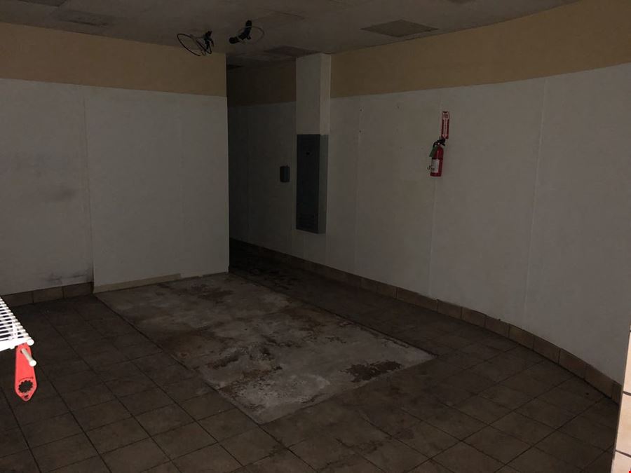 Like New! ±1,200 SF Unit Available Within Large Freestanding Commercial Retail Building