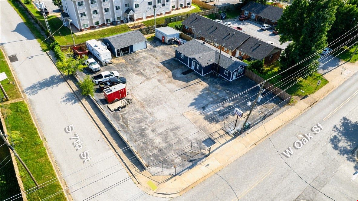 700 W Oak St