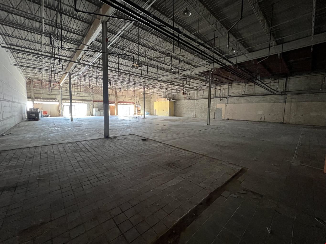 Versatile Retail & Event Space – Perfect for Pickleball or Business!