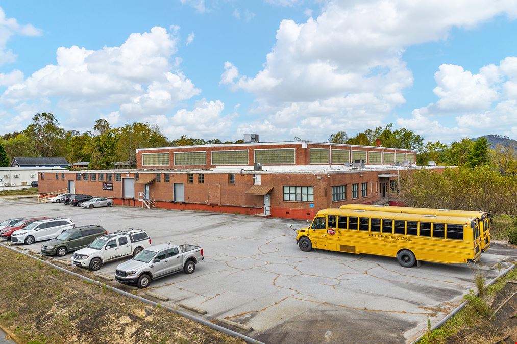 701 Oriole Dr, Hendersonville, NC 28792