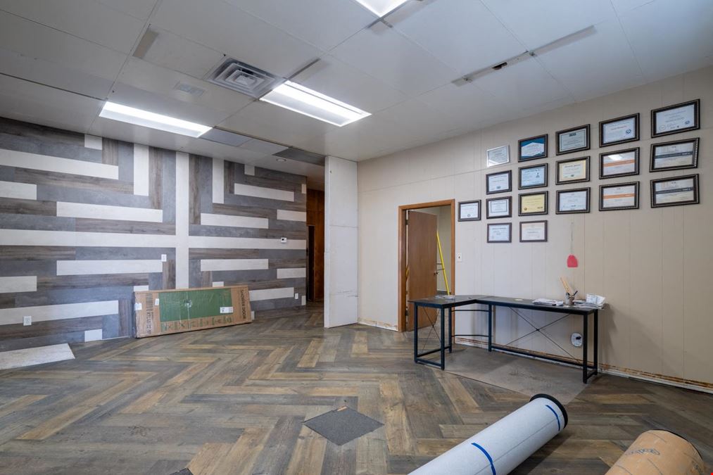 I-94 Visible Flex Space With Overhead Door