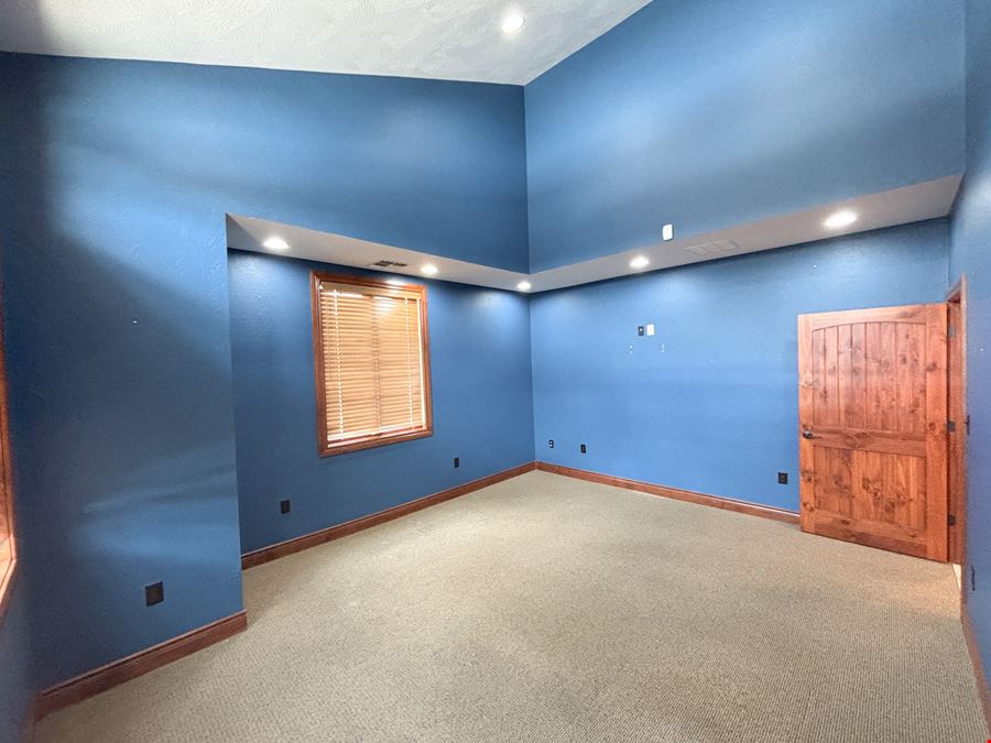 FOR LEASE: 1,301 SF EXECUTIVE OFFICE CONDO
