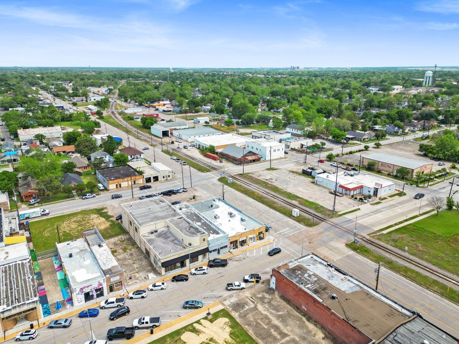 Turnkey Retail Center in Baytown – High-Traffic, Income-Producing Leased Units