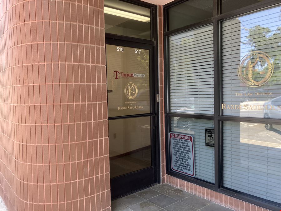 517 W CENTER AVE 93291