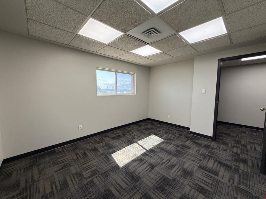 4038/4040 Industry Ave