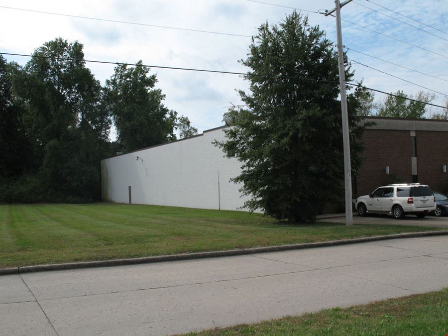 21,980 SF Commercial Industrial Building With Offices & Showroom