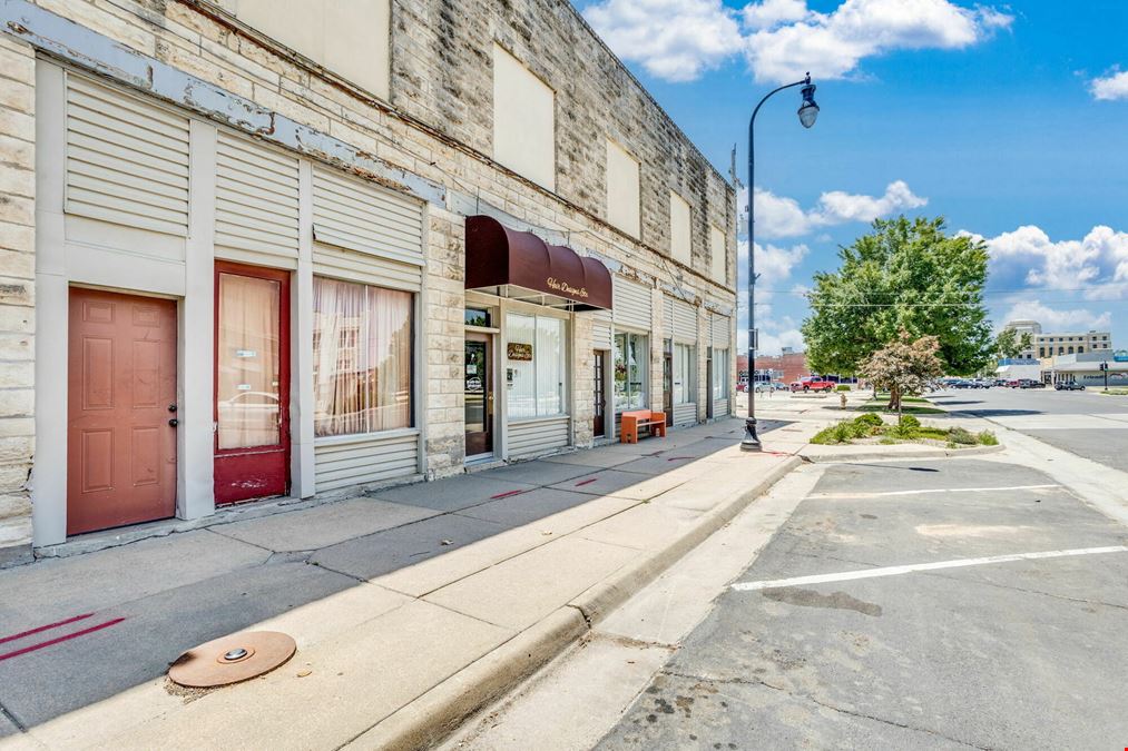 27 N Main, Hutchinson