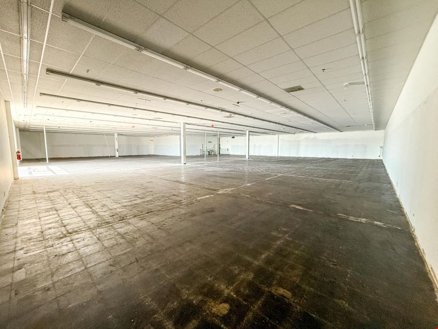 High-Visibility Retail, Showroom & Flex Space Near I-90