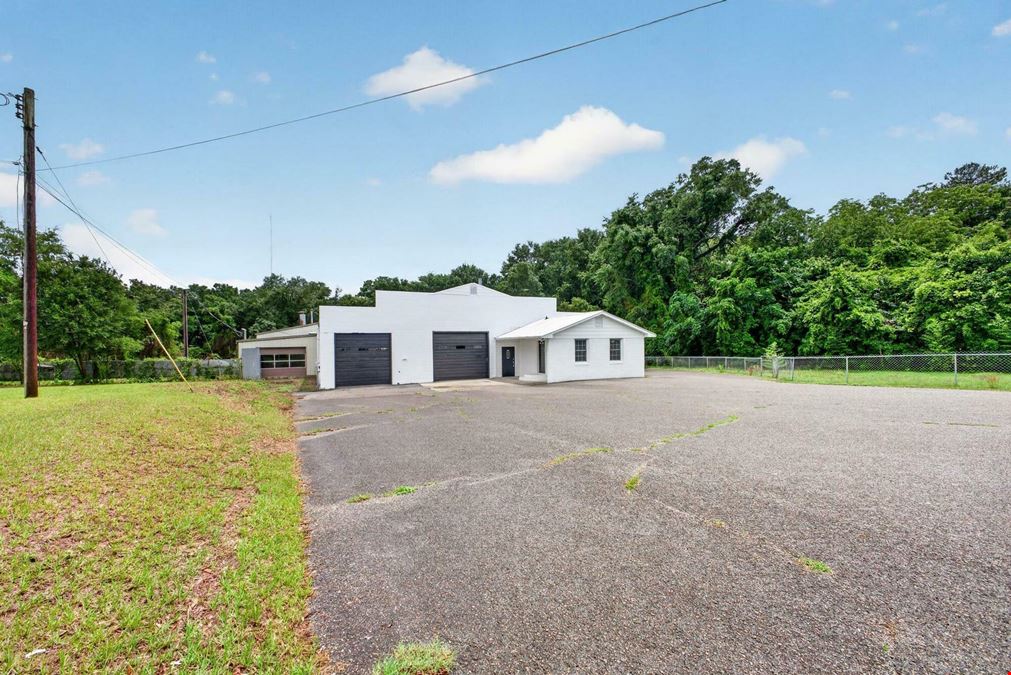 11,266 SF Industrial Service Facility | 7 Bay Doors | ¾ Acre Fenced Yard