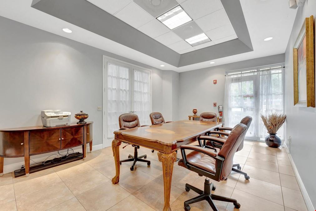 5571 North University Drive Unit 101-102