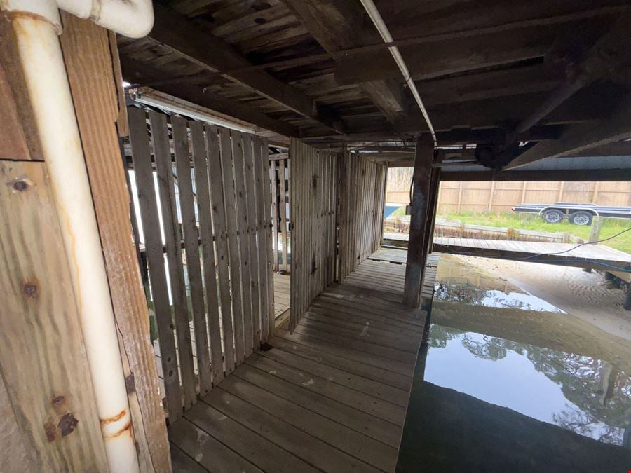 Waterfront Commercial Opportunity| 4,992 SF |