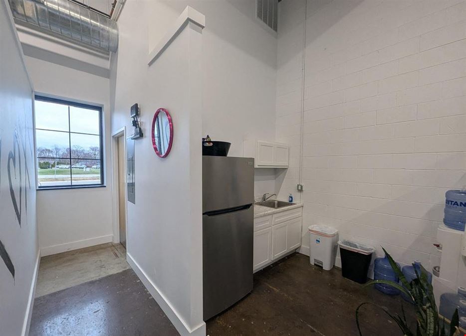 6035 N Knoxville Ave - Suites 103  & 105