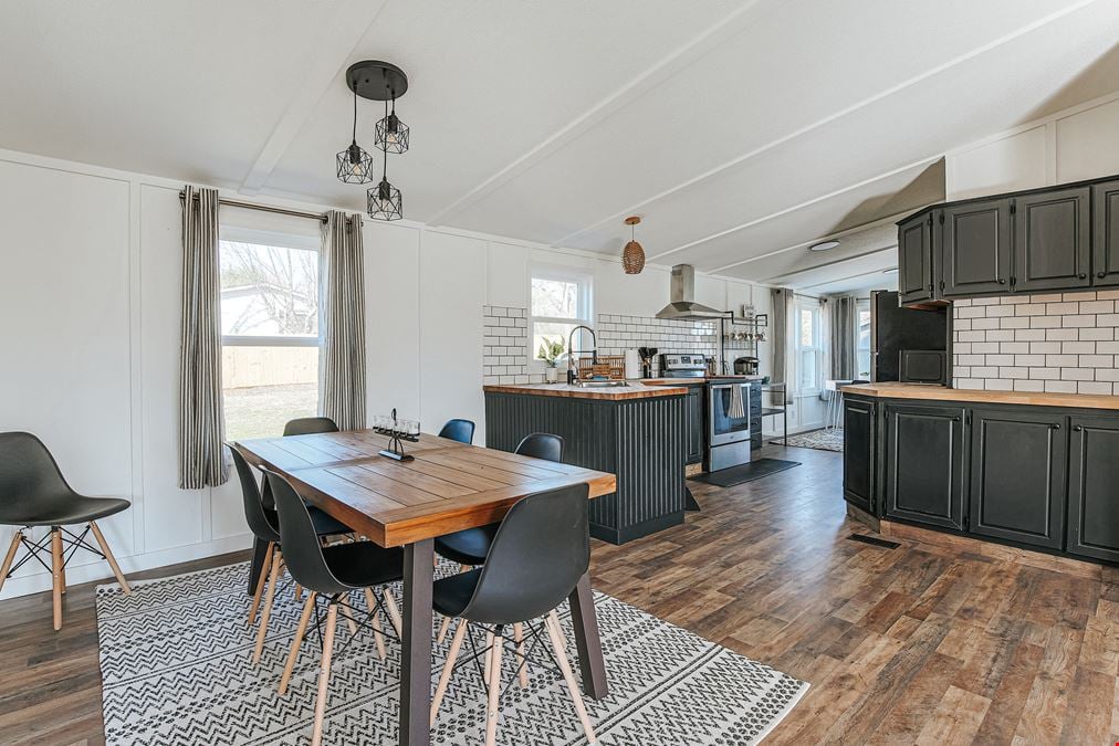 TURN-KEY OPPORTUNITY! ACTIVE SHORT TERM RENTAL PROPERTY