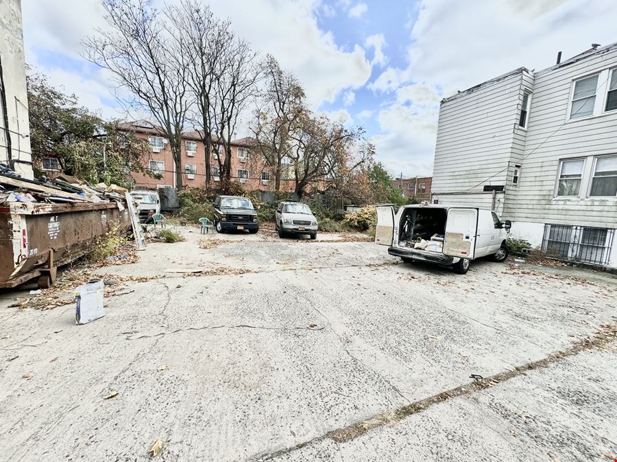 Two family house with an large empty lot for sale in Brooklyn