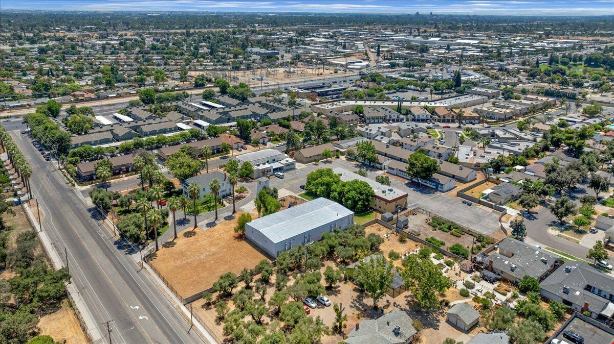 (9) Special Purpose Buildings on ±4.07 Acres in Fresno, CA