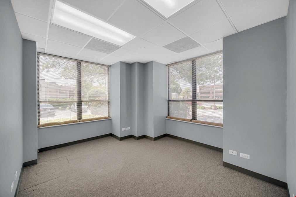1S443 Summit Ave, Oakbrook Terrace, IL 60181