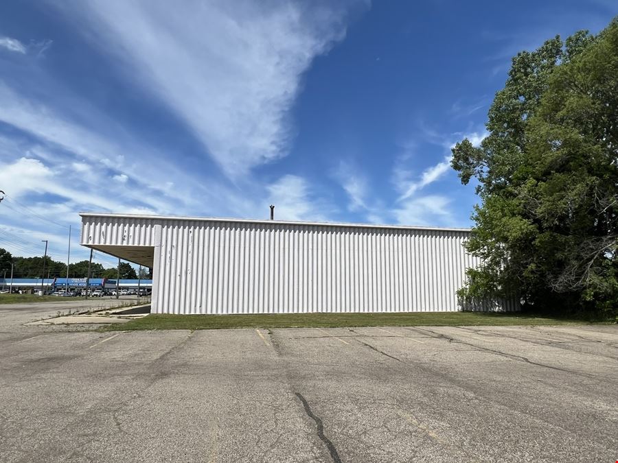 Single Tenant Light Industrial/Retail Building