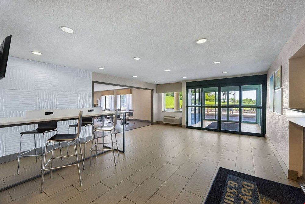 Days Inn & Suites Kansas City South