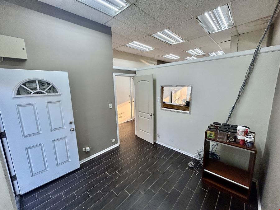 5511 N Lincoln - +/- 900 SF Commercial Storefront