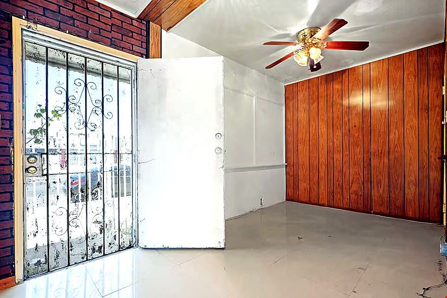 1108 E 84th Place