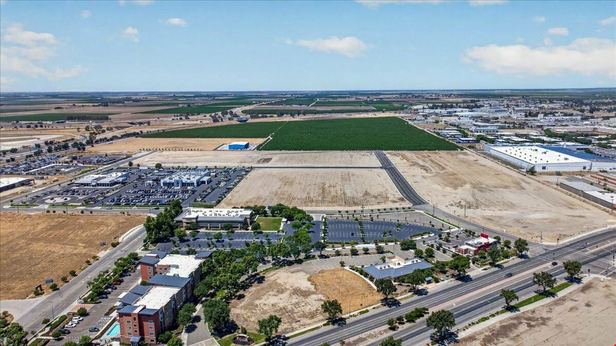 ±9.82-±13.41 AC Service Commercial Land Located Rapidly-Developing Area