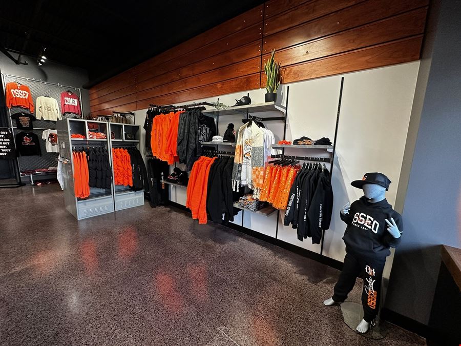 Retail/Showroom/Warehouse Building For Sale