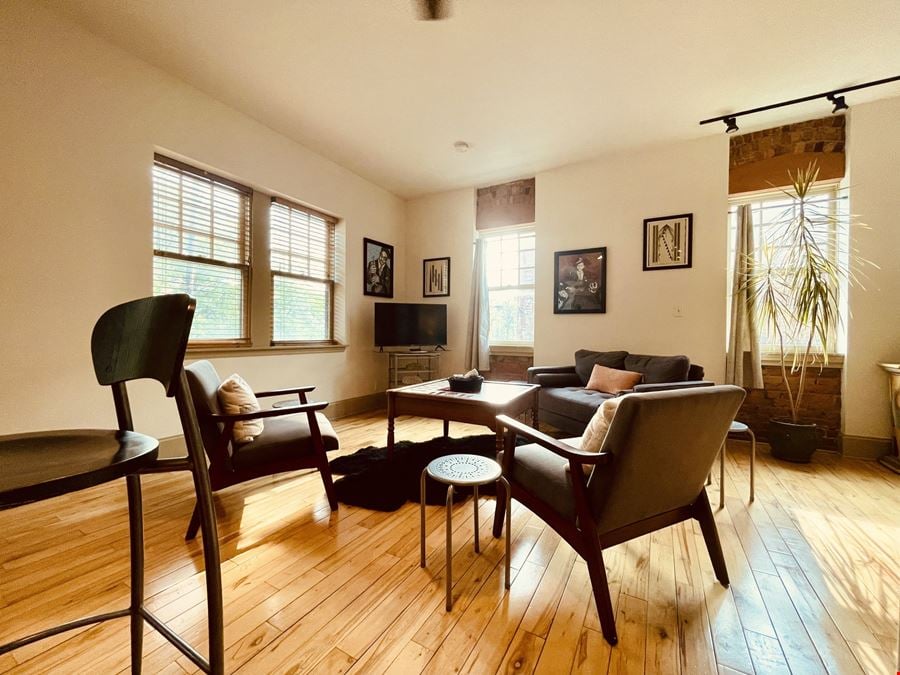 5 Walnut Wine Bar + 4 Residential Units (STR)