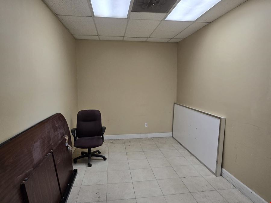 Corner Unit / 100% A/C Office / Warehouse