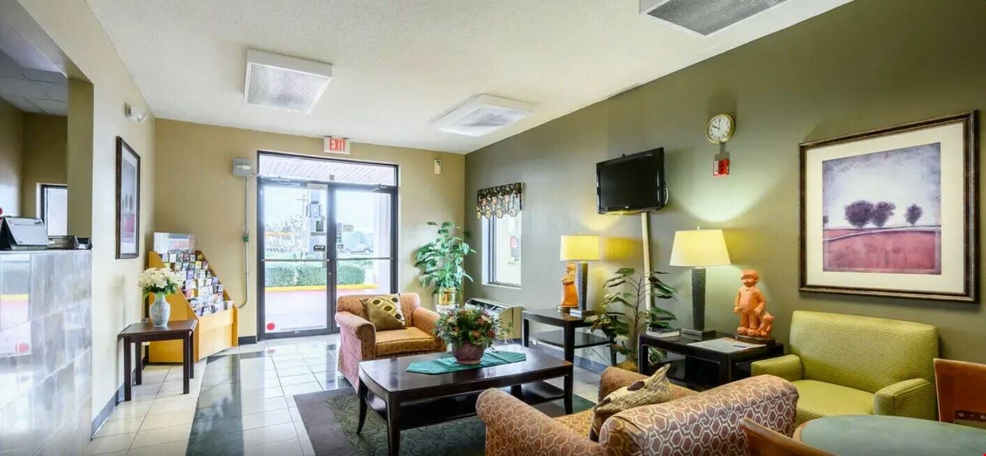 Econo Lodge Hotel 50 Rooms in Athens AL