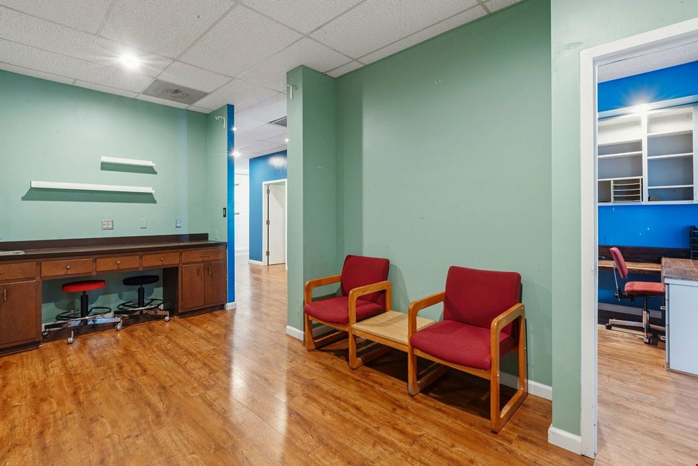 Retail Condo in Oakton For Sale