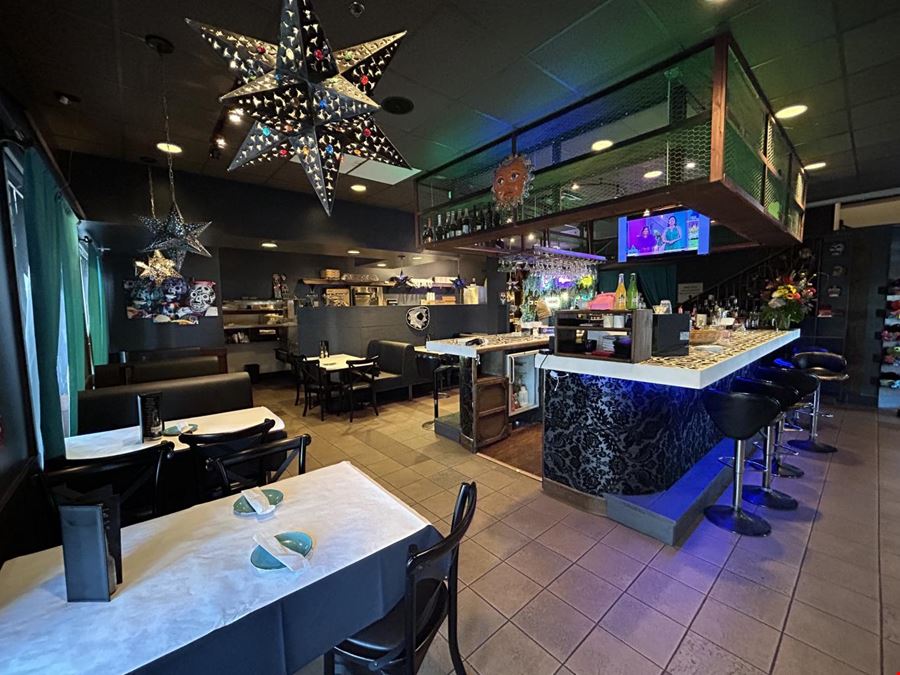 GREAT RESTAURANT LOCATION / FULLY EQUIPPED!