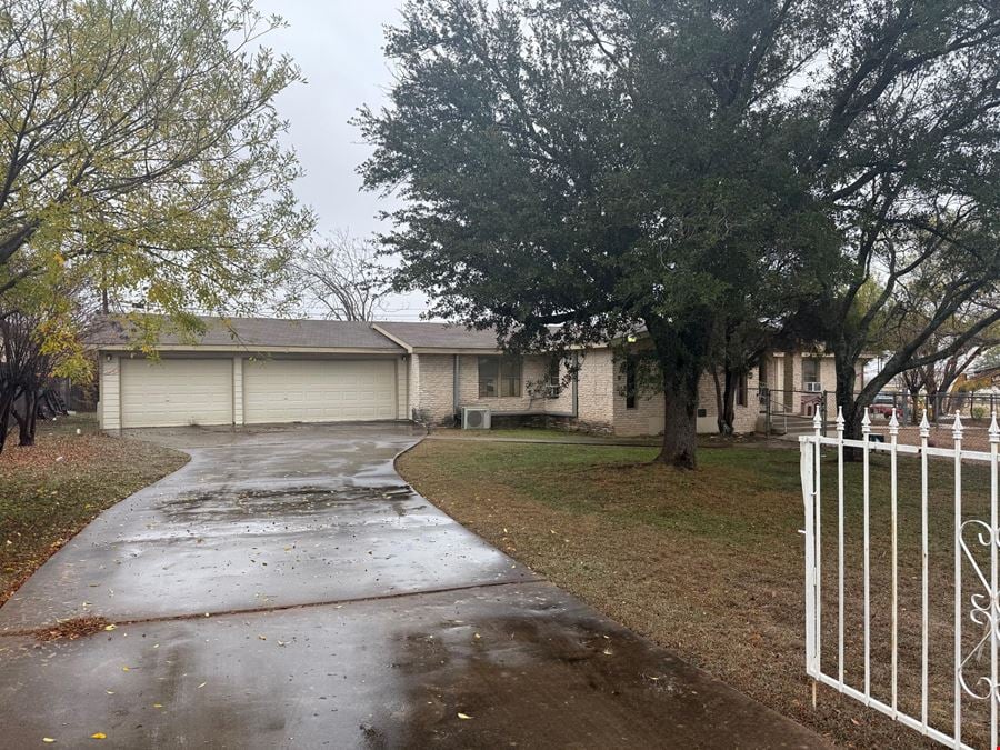 1204 W Pecan St