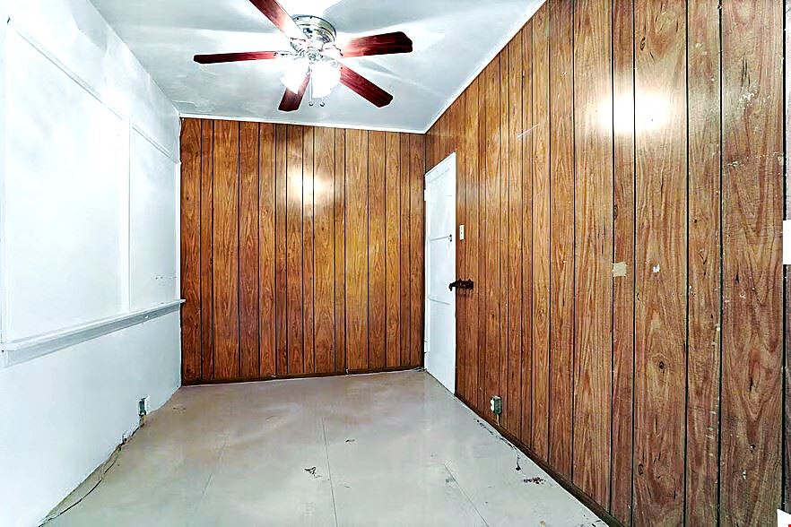 1108 E 84th Place