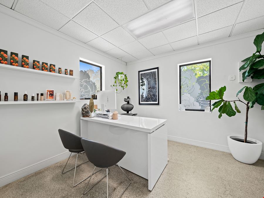 Turnkey Retail/Showroom Opportunity in Fort Lauderdale