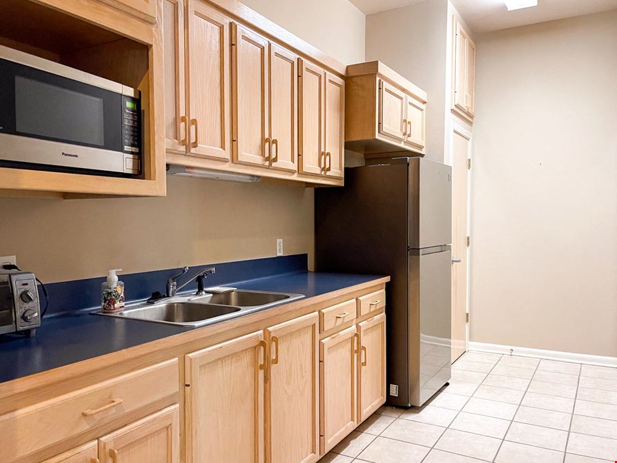 ±2,400 Commercial Space in Cul-De-Sac off Bluebonnet Boulevard