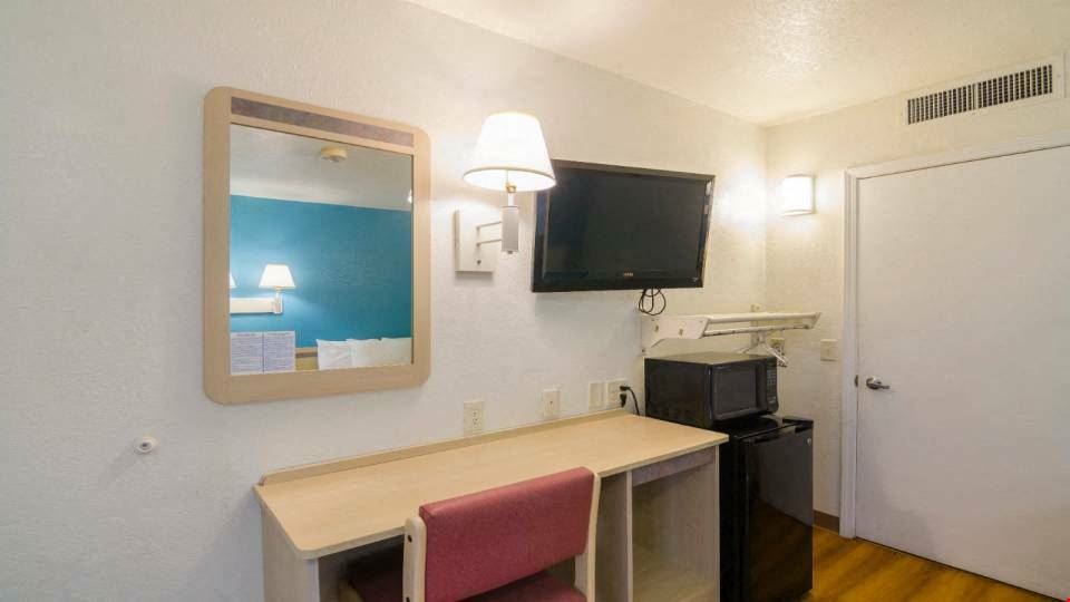 Motel 6 Mitchell