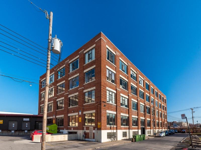 6833 Avenue de l'Épée