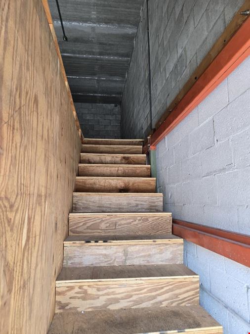 Office/Warehouse 950 SQFT