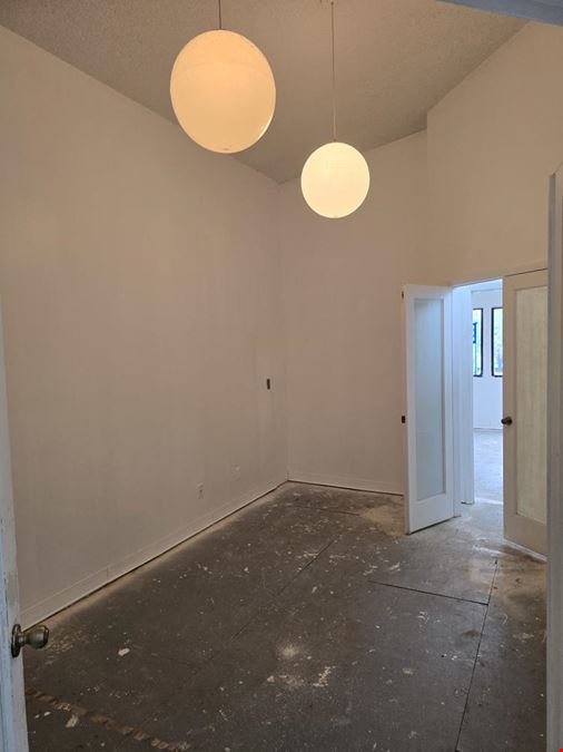 Unique 2nd floor 1400 +/- SQFT office space