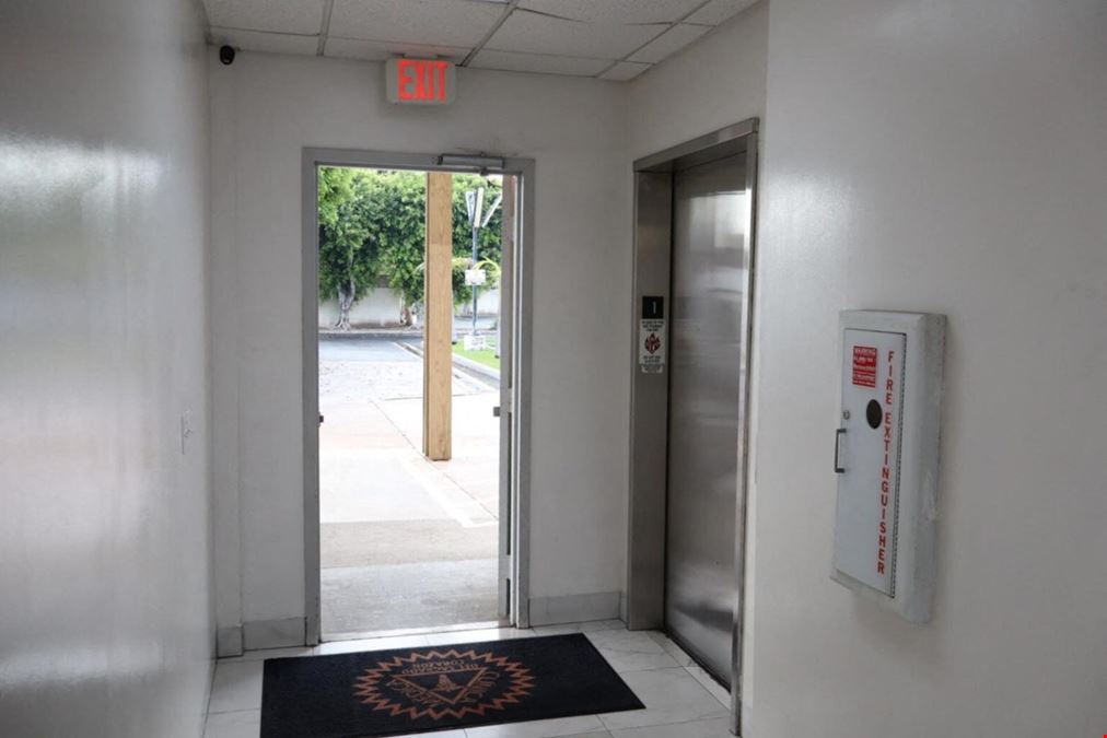 SANTA ANA CLINICA MEDICAL CENTER - ABUNDANT PARKING