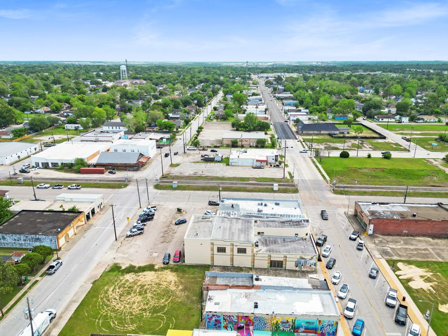 Turnkey Retail Center in Baytown – High-Traffic, Income-Producing Leased Units