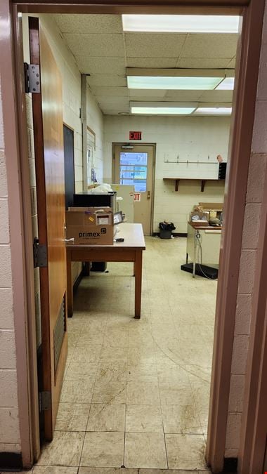 Dispatch/Service Facility with Office and Fenced Yard - I-40 at Harriman