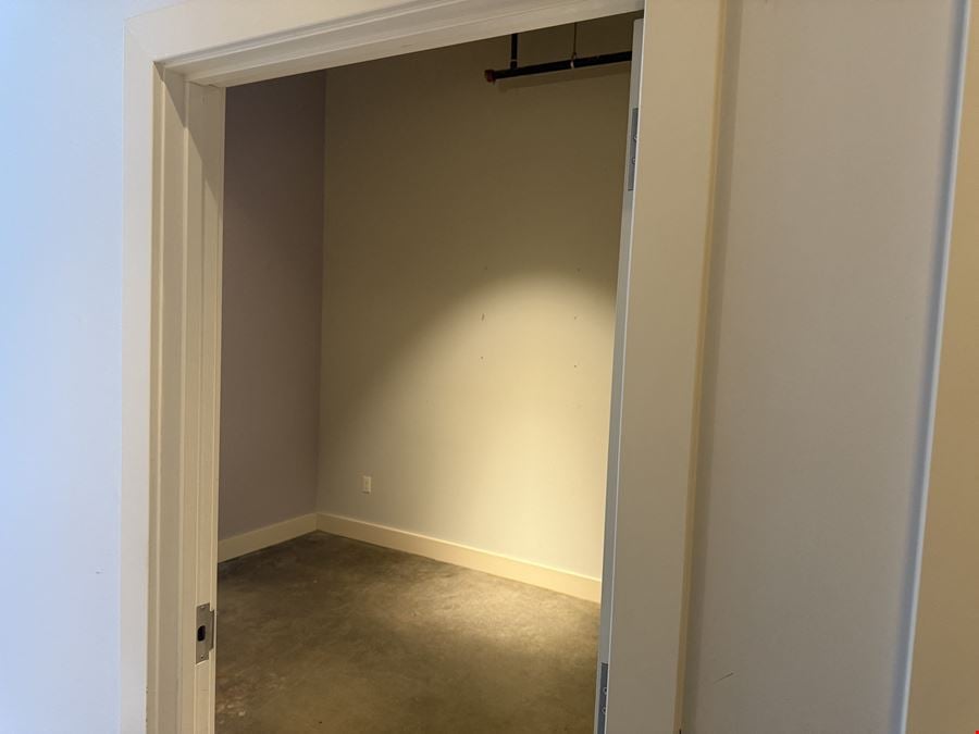 Jones421, Suite 109