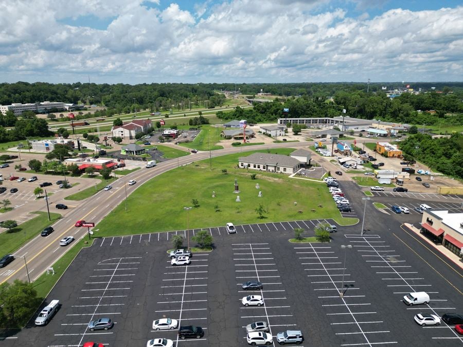 TJ Maxx Anchored Shopping Center in Vicksburg | Pemberton Plaza