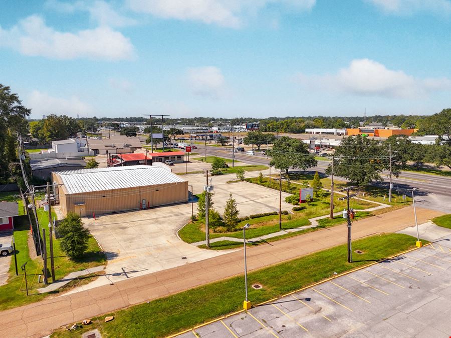 Free-Standing Retail Building with High Visibility on Florida Blvd