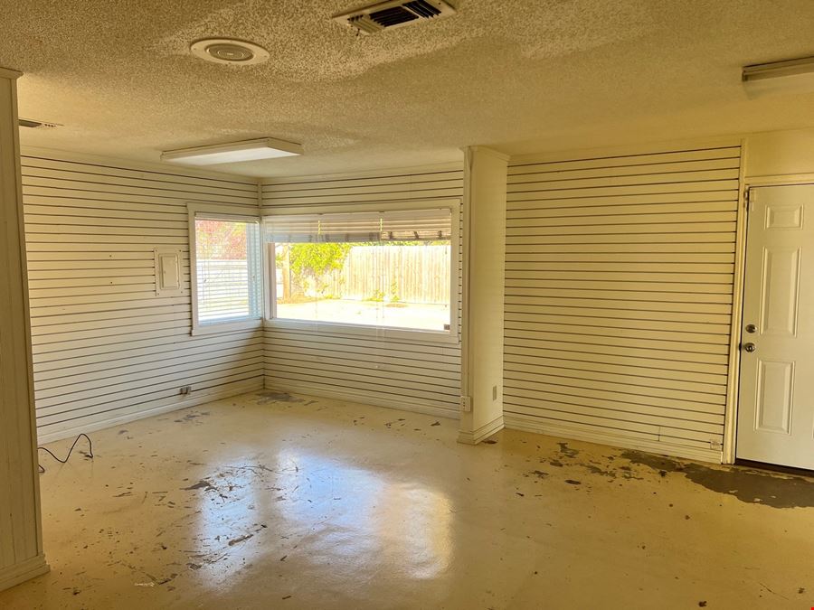 1,780 SF Building For Retail/Office Use