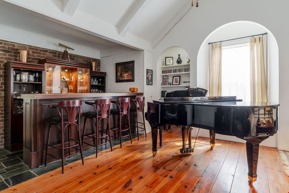 HISTORIC HOME WITH BOUTIQUE BED & BREAKFAST POTENTIAL