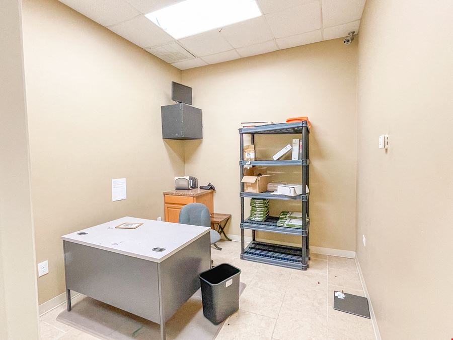 3 Retail Suites Available in Airline Hwy Strip Center