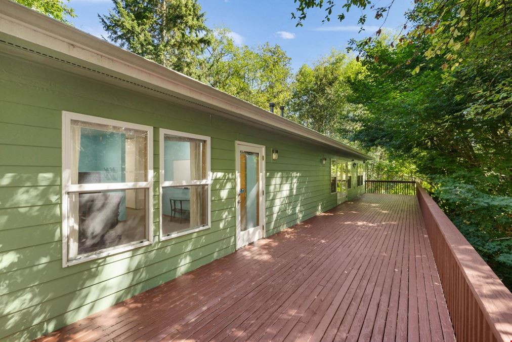 1550 Woodridge Dr SE